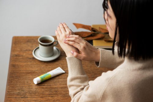 ハンドクリームを塗る女性