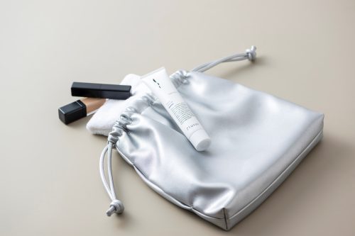 バッグとハンドクリームの画像